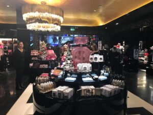 Cuáles son las mejores ofertas de Victoria Secret en Santa Fe 6 tienda victorias secret decorada y luminosa