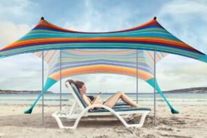 Por Qué Elegir Un Toldo Para Playa Es Ideal Para Tus Días Al Sol 32 toldo de playa colorido bajo el sol