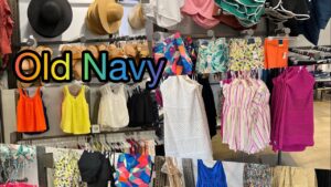 vestidos negros old navy exhibidos en tienda