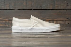 Dónde Comprar Vans Slip On Blancos Originales en Chile 2 zapatillas vans slip on blancas sobre superficie madera