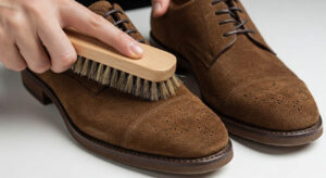 Cómo Lavar Tenis de Gamuza Sin Dañar el Material 9 zapatos de gamuza limpios con cepillo suave