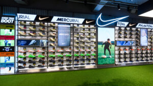 zapatos nike futbol exhibidos en tienda deportiva